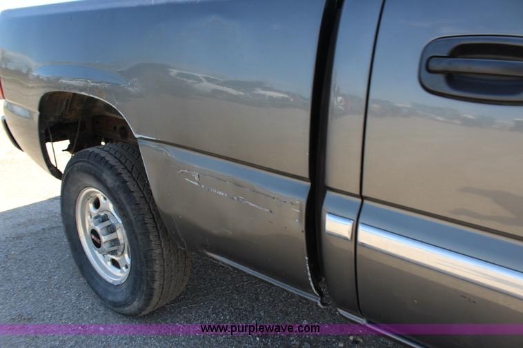 image for item F7661 2002 GMC Sierra 1500HD Crew Cab pickup truck