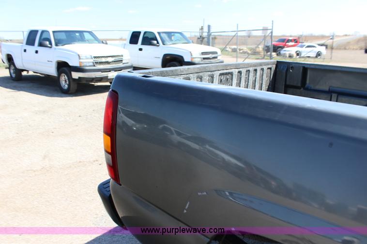 image for item F7661 2002 GMC Sierra 1500HD Crew Cab pickup truck