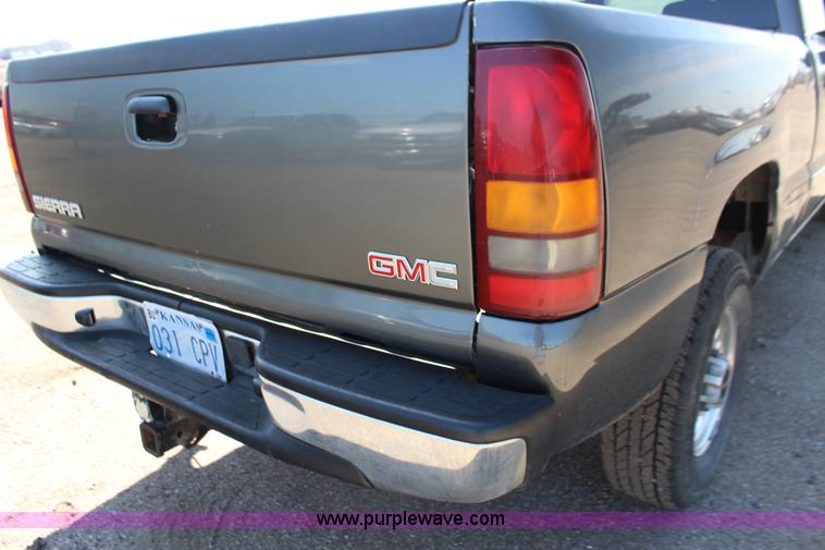 image for item F7661 2002 GMC Sierra 1500HD Crew Cab pickup truck