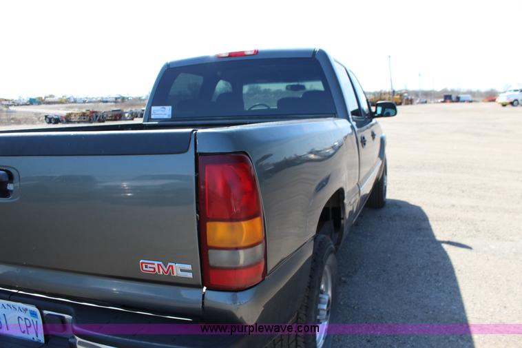 image for item F7661 2002 GMC Sierra 1500HD Crew Cab pickup truck