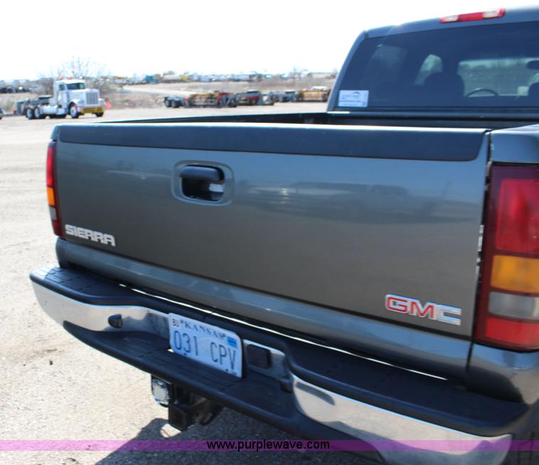 image for item F7661 2002 GMC Sierra 1500HD Crew Cab pickup truck