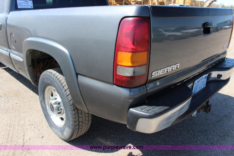 image for item F7661 2002 GMC Sierra 1500HD Crew Cab pickup truck