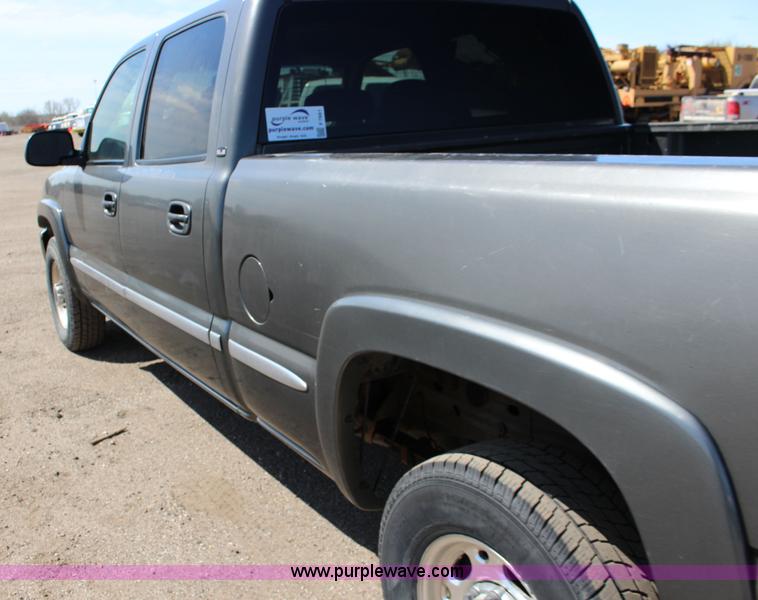 image for item F7661 2002 GMC Sierra 1500HD Crew Cab pickup truck