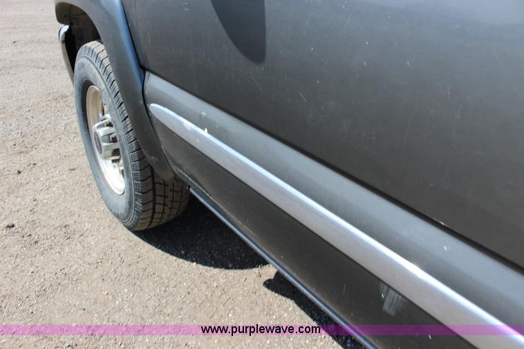 image for item F7661 2002 GMC Sierra 1500HD Crew Cab pickup truck