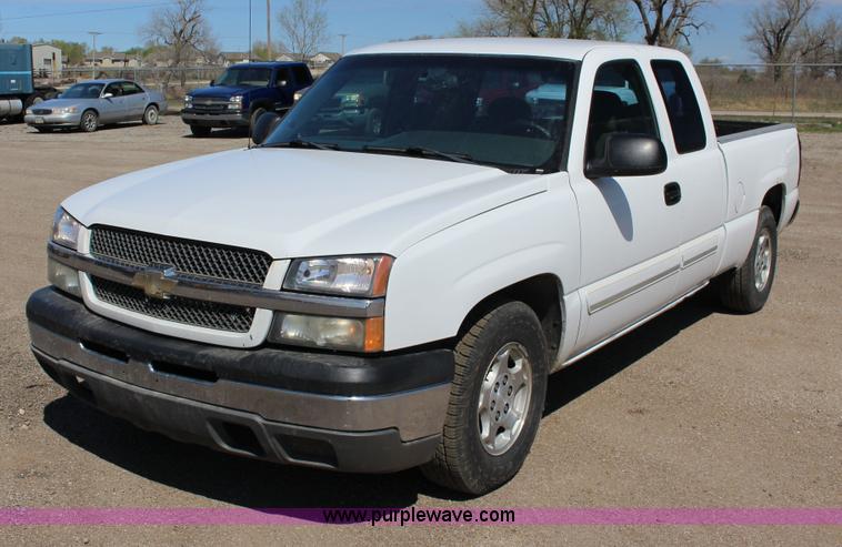 image for item F7663 2004 Chevrolet Silverado 1500 Ext. Cab pickup truck