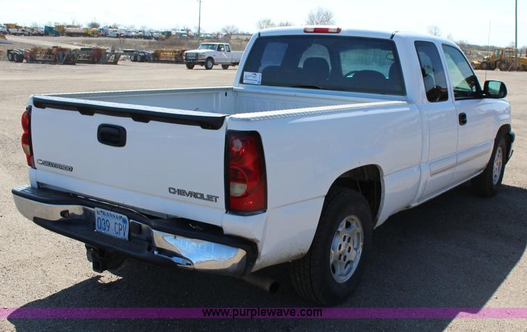 image for item F7663 2004 Chevrolet Silverado 1500 Ext. Cab pickup truck