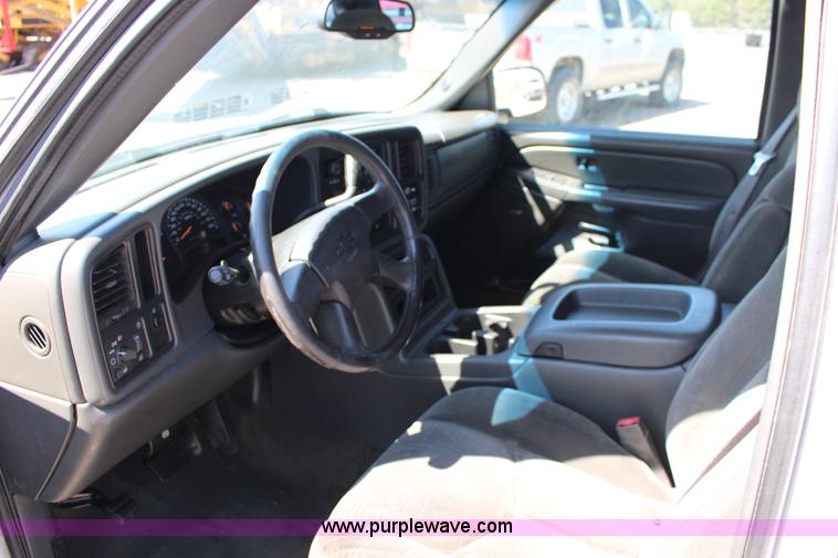 image for item F7663 2004 Chevrolet Silverado 1500 Ext. Cab pickup truck