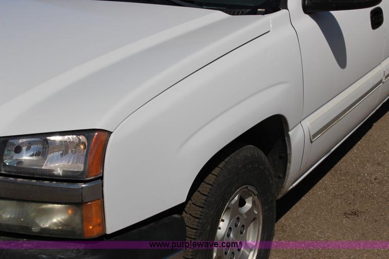 image for item F7663 2004 Chevrolet Silverado 1500 Ext. Cab pickup truck