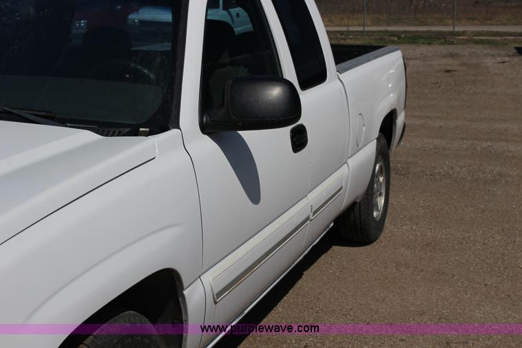 image for item F7663 2004 Chevrolet Silverado 1500 Ext. Cab pickup truck