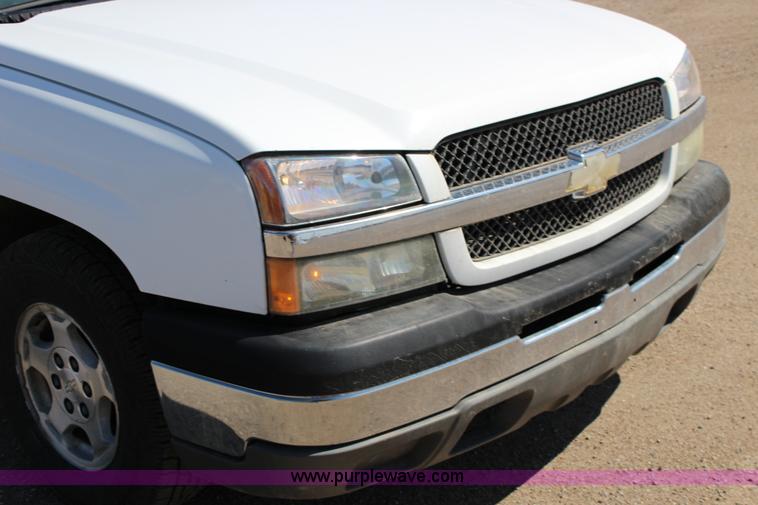 image for item F7663 2004 Chevrolet Silverado 1500 Ext. Cab pickup truck