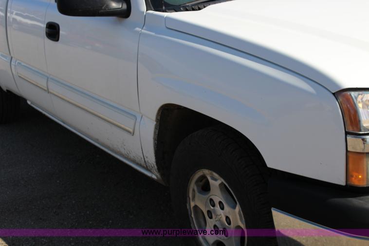 image for item F7663 2004 Chevrolet Silverado 1500 Ext. Cab pickup truck