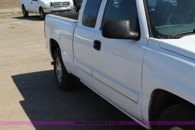 image for item F7663 2004 Chevrolet Silverado 1500 Ext. Cab pickup truck