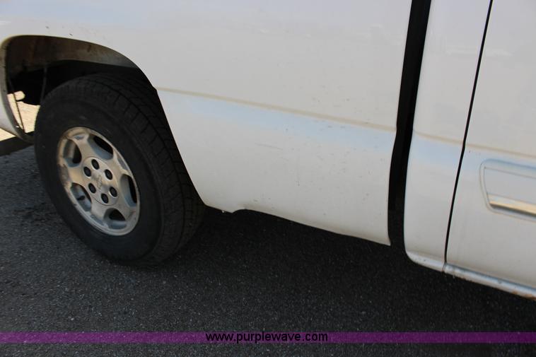 image for item F7663 2004 Chevrolet Silverado 1500 Ext. Cab pickup truck