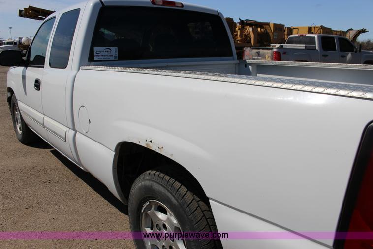 image for item F7663 2004 Chevrolet Silverado 1500 Ext. Cab pickup truck