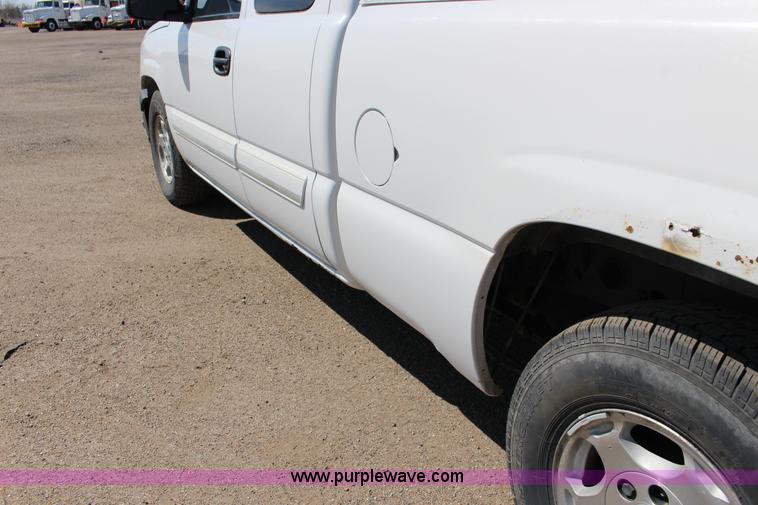 image for item F7663 2004 Chevrolet Silverado 1500 Ext. Cab pickup truck