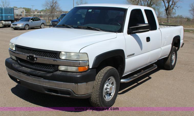 image for item F7664 2001 Chevrolet Silverado 2500HD Ext. Cab pickup truck
