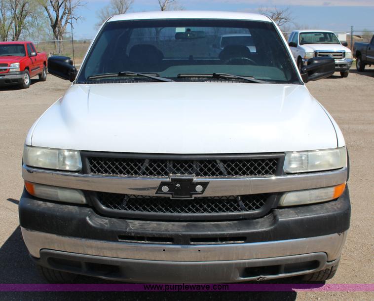 image for item F7664 2001 Chevrolet Silverado 2500HD Ext. Cab pickup truck