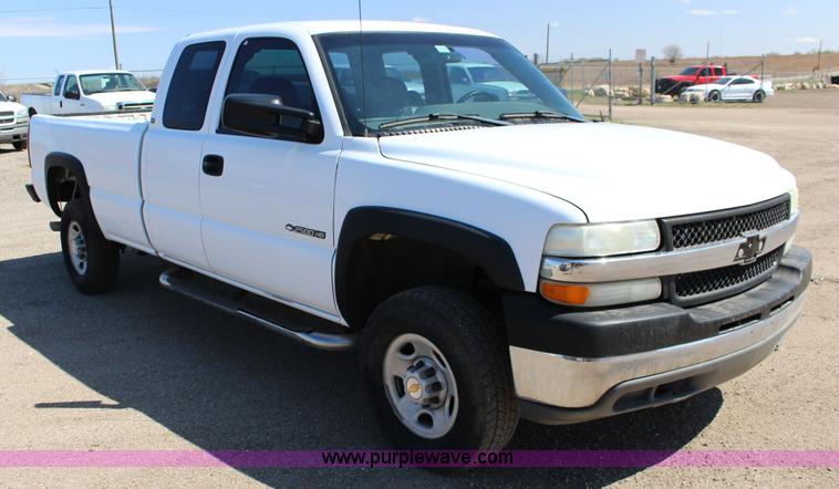 image for item F7664 2001 Chevrolet Silverado 2500HD Ext. Cab pickup truck