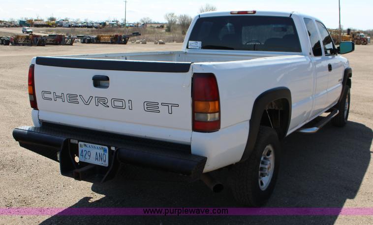 image for item F7664 2001 Chevrolet Silverado 2500HD Ext. Cab pickup truck