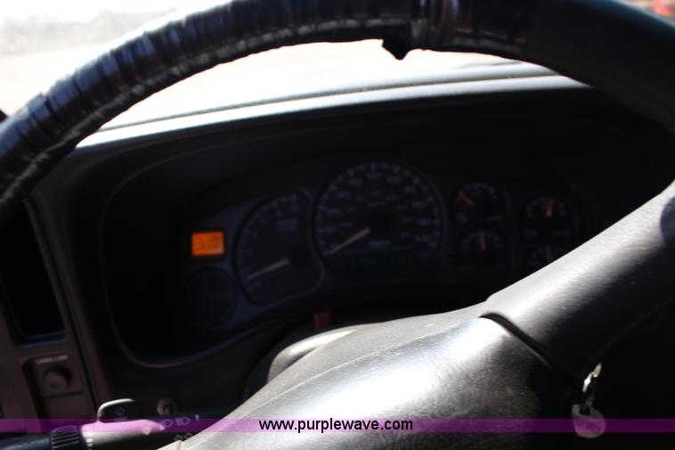 image for item F7664 2001 Chevrolet Silverado 2500HD Ext. Cab pickup truck