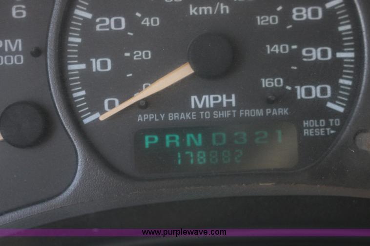 image for item F7664 2001 Chevrolet Silverado 2500HD Ext. Cab pickup truck