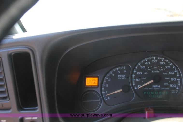 image for item F7664 2001 Chevrolet Silverado 2500HD Ext. Cab pickup truck