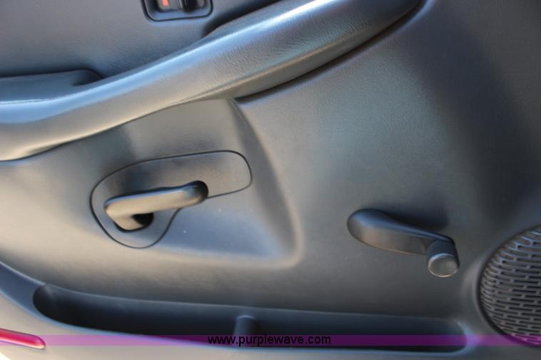 image for item F7664 2001 Chevrolet Silverado 2500HD Ext. Cab pickup truck