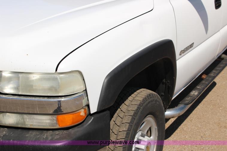 image for item F7664 2001 Chevrolet Silverado 2500HD Ext. Cab pickup truck
