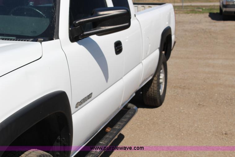 image for item F7664 2001 Chevrolet Silverado 2500HD Ext. Cab pickup truck