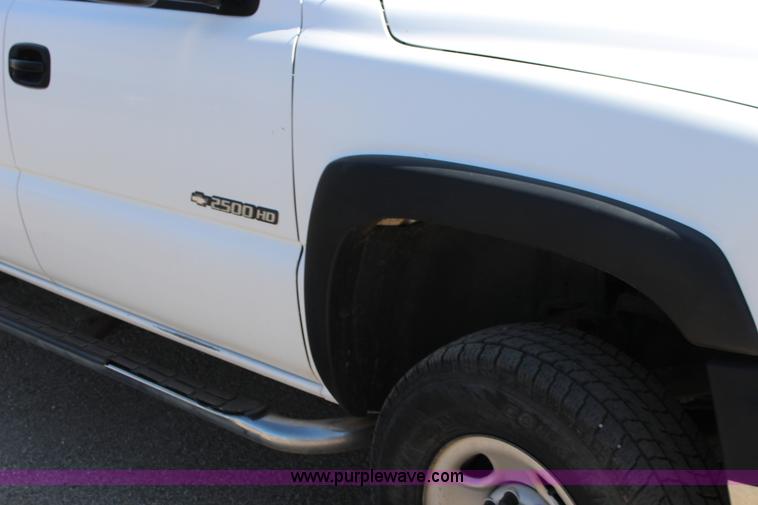 image for item F7664 2001 Chevrolet Silverado 2500HD Ext. Cab pickup truck