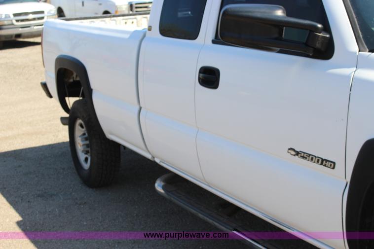 image for item F7664 2001 Chevrolet Silverado 2500HD Ext. Cab pickup truck