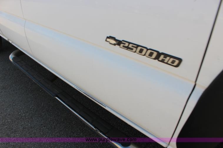 image for item F7664 2001 Chevrolet Silverado 2500HD Ext. Cab pickup truck