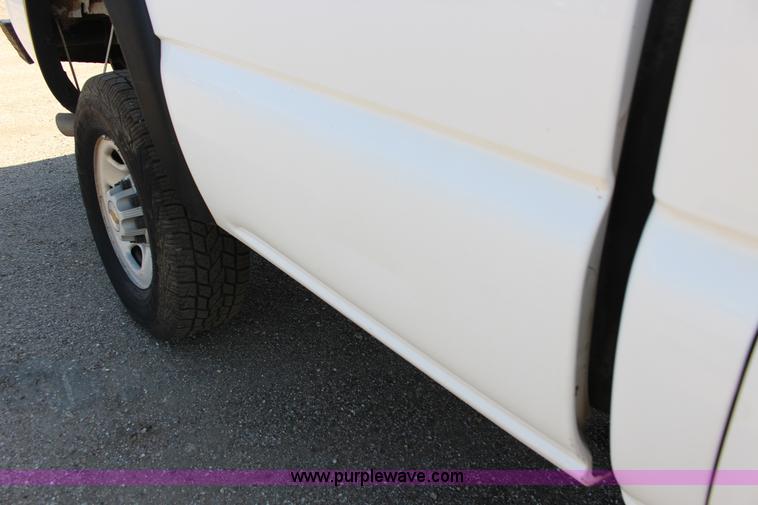 image for item F7664 2001 Chevrolet Silverado 2500HD Ext. Cab pickup truck