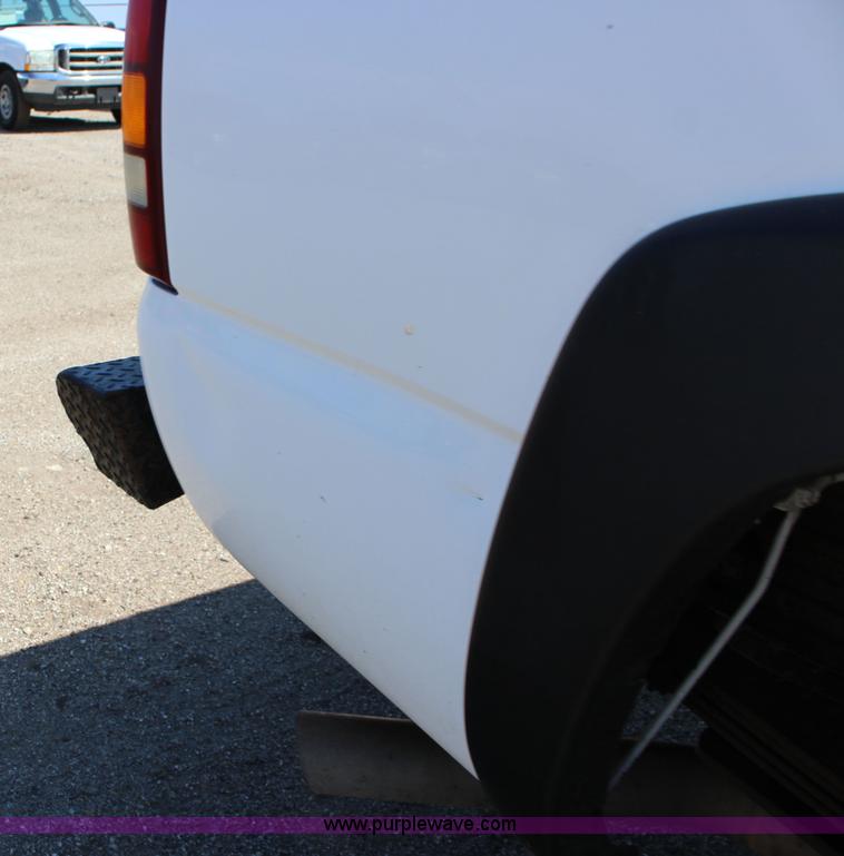 image for item F7664 2001 Chevrolet Silverado 2500HD Ext. Cab pickup truck