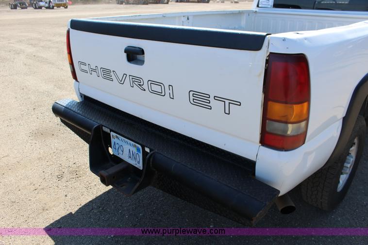 image for item F7664 2001 Chevrolet Silverado 2500HD Ext. Cab pickup truck
