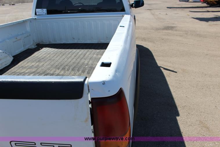 image for item F7664 2001 Chevrolet Silverado 2500HD Ext. Cab pickup truck