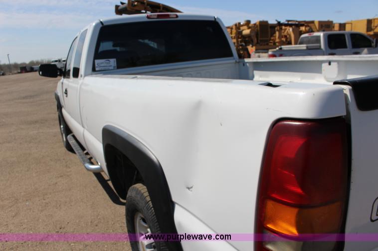 image for item F7664 2001 Chevrolet Silverado 2500HD Ext. Cab pickup truck