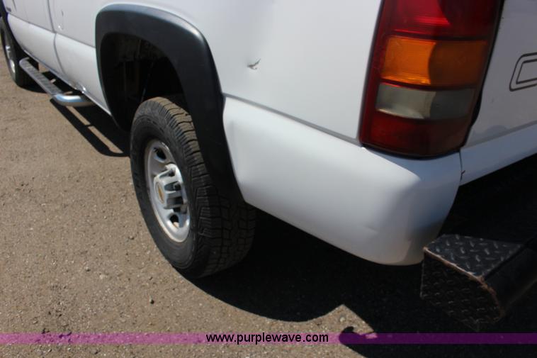 image for item F7664 2001 Chevrolet Silverado 2500HD Ext. Cab pickup truck