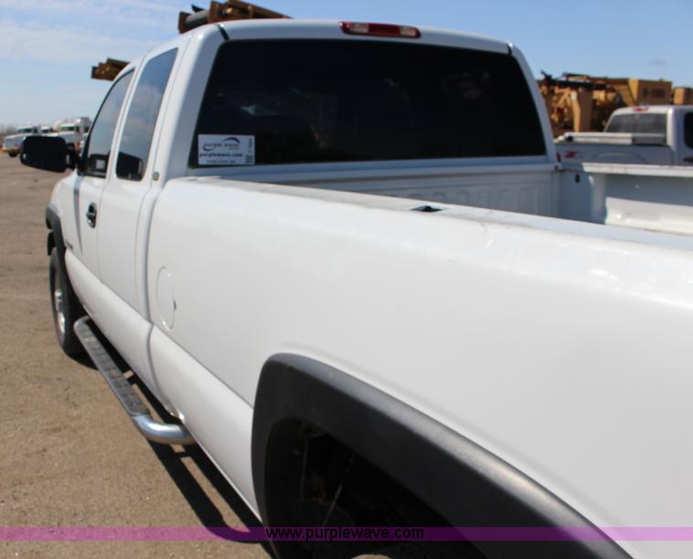 image for item F7664 2001 Chevrolet Silverado 2500HD Ext. Cab pickup truck