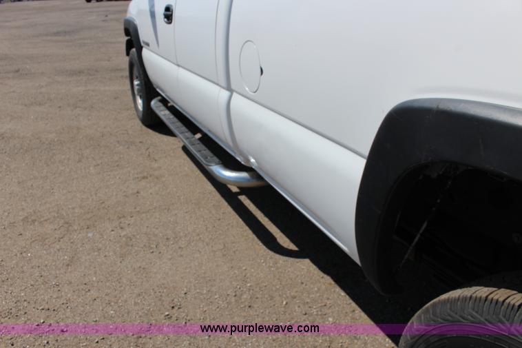 image for item F7664 2001 Chevrolet Silverado 2500HD Ext. Cab pickup truck