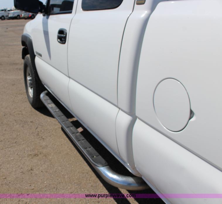 image for item F7664 2001 Chevrolet Silverado 2500HD Ext. Cab pickup truck