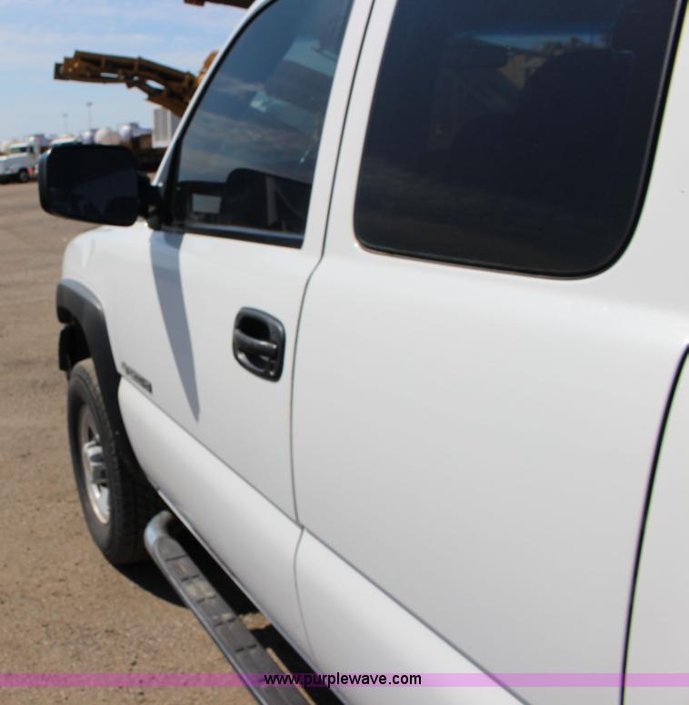 image for item F7664 2001 Chevrolet Silverado 2500HD Ext. Cab pickup truck