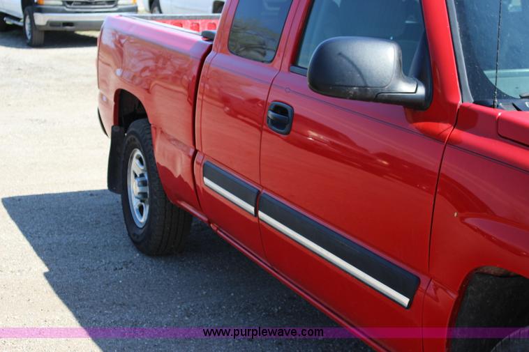 image for item F7665 2003 Chevrolet Silverado 1500 Ext. Cab pickup truck