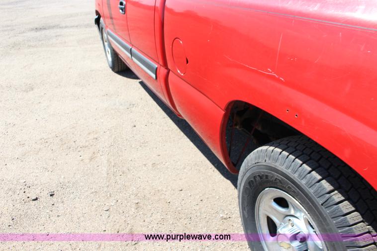 image for item F7665 2003 Chevrolet Silverado 1500 Ext. Cab pickup truck