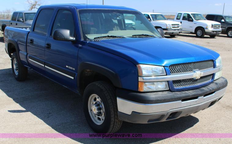 image for item F7667 2003 Chevrolet Silverado 1500HD Crew Cab pickup truck