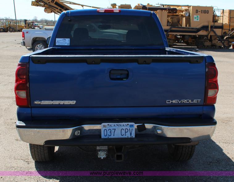 image for item F7667 2003 Chevrolet Silverado 1500HD Crew Cab pickup truck