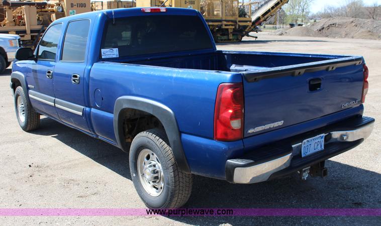 image for item F7667 2003 Chevrolet Silverado 1500HD Crew Cab pickup truck
