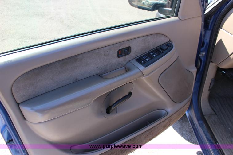 image for item F7667 2003 Chevrolet Silverado 1500HD Crew Cab pickup truck