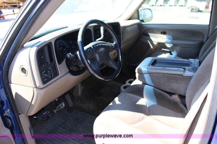 image for item F7667 2003 Chevrolet Silverado 1500HD Crew Cab pickup truck