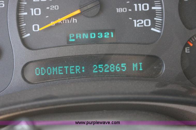 image for item F7667 2003 Chevrolet Silverado 1500HD Crew Cab pickup truck